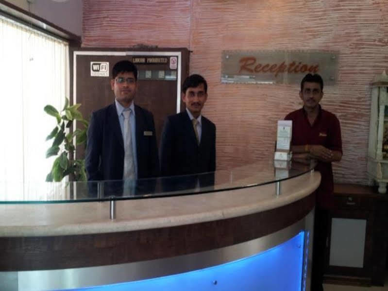 Oyo Flagship 19003 Hotel Rudra Mahal Ahmedabad Luaran gambar